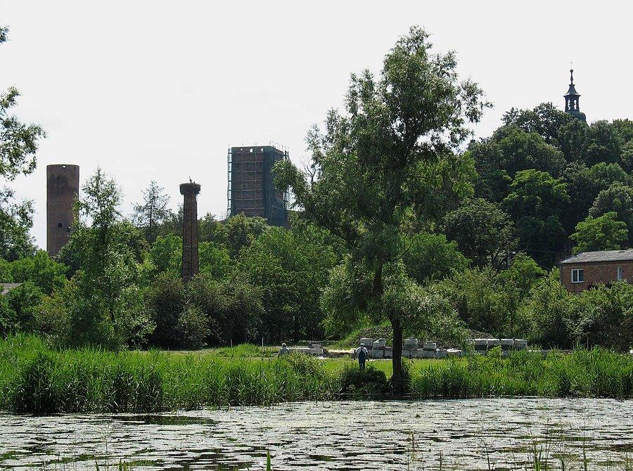 Widok znad Jeziora Czerskiego na wzgórze zamkowe
