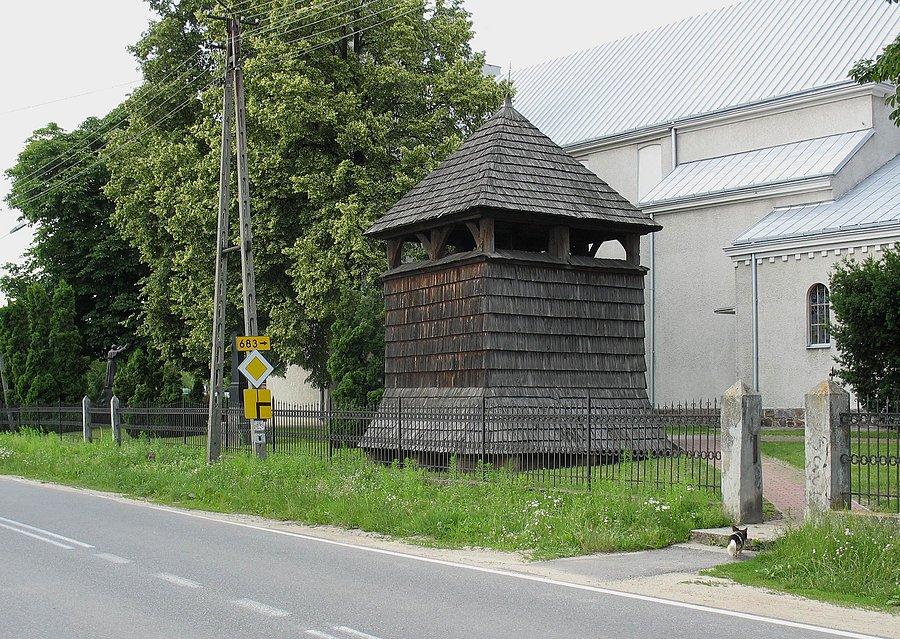 Sobików - dzwonnica przy kościele