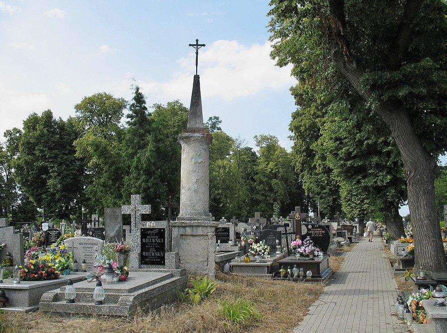 Sobików - przy wejściu na cmentarz, pomnik datowany na 1747 r