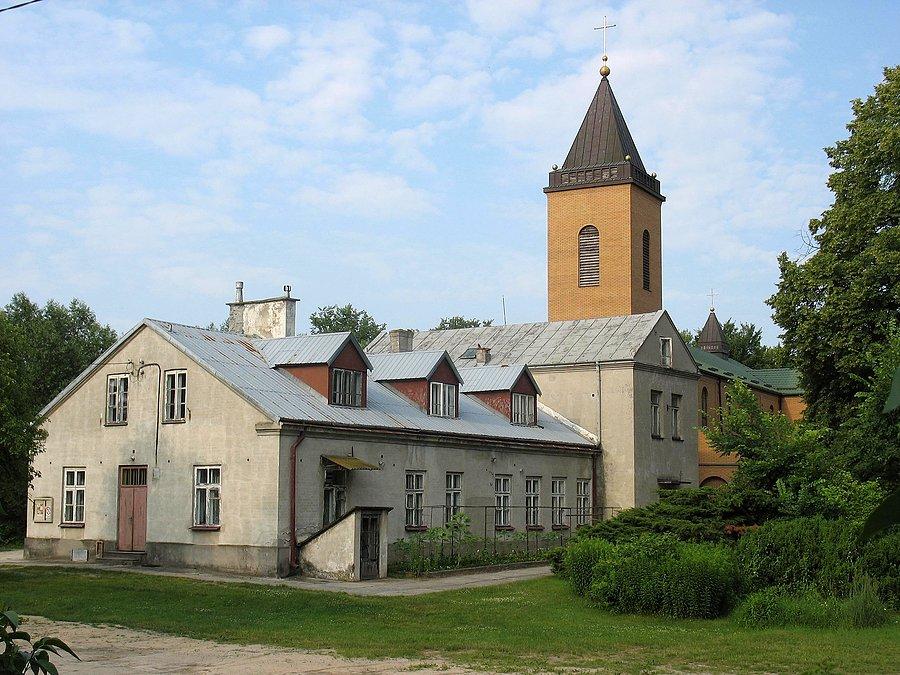 Chylice - dom sióstr Urszulanek i kościół