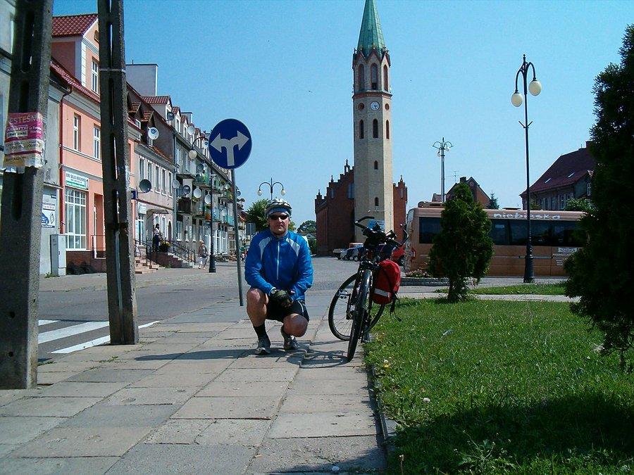 29-06-2013. W drodze na festyn plenerowy w Aniołowie. Jestem w Nowym Stawie, w tle zdjęcia "wieża ołówek" w centrum miasta