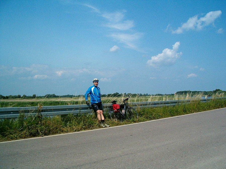 29-06-2013. Jestem na drodze za Kępą Rybacką, za plecami rozciąga się krajobraz rzeki Nogat