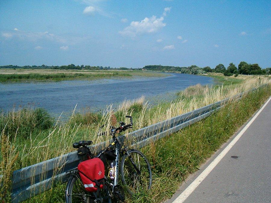 29-06-2013. Przy drodze do Nowakowa, piękny krajobraz widziany z prawego brzegu rzeki Nogat
