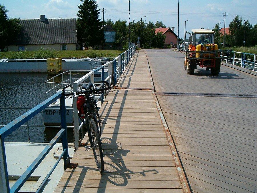 29-06-2013. Wycieczka rowerowa do Aniołowa przez Elbląg. Na moście we wsi Nowakowo