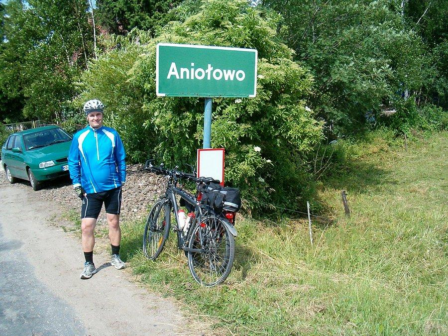 29-06-2013. Wycieczka rowerowa do Aniołowa, przy drodze we wsi Aniołowo