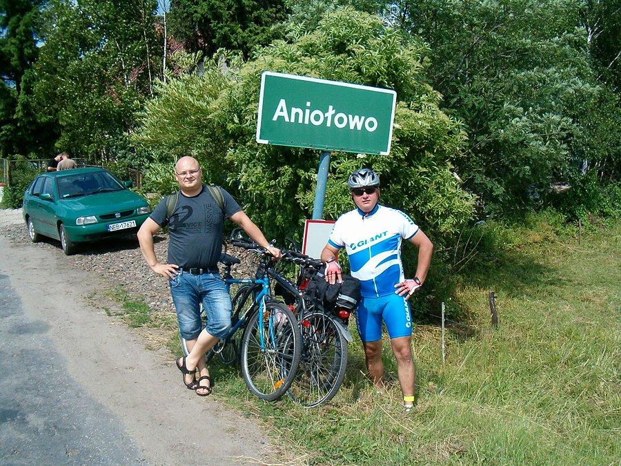 29-06-2013. Zdjęcie przedstawia towarzyszy rowerowych z Elbląga, po lewej stronie Piotr, po prawej Artur, we wsi Aniołowo tego dnia odbywała się impreza pt. Międzyregionalny Zlot Aniołów