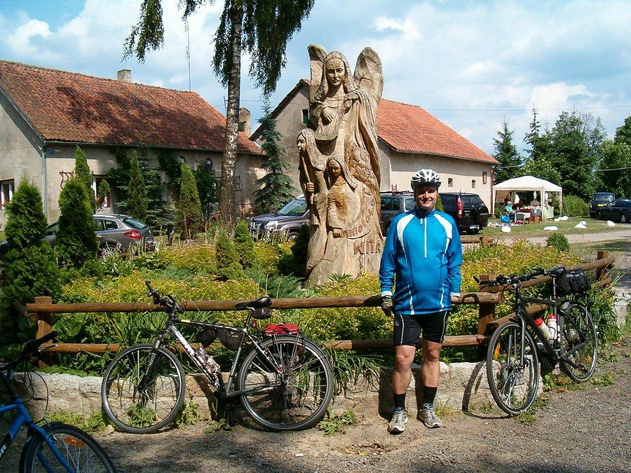 29-06-2013. Zdjęcie przedstawia mnie przy pomniku rzeźbie aniołów we wsi Aniołowo. Zlot Miłośników Aniołów w Aniołowie