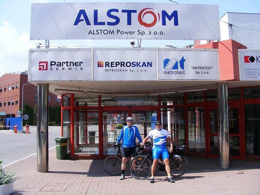 29-06-2013. Wspólne zdjęcie z kolegą Arturem przed bramą główną Alstomu w Elblągu (fot.Artur Urbański)