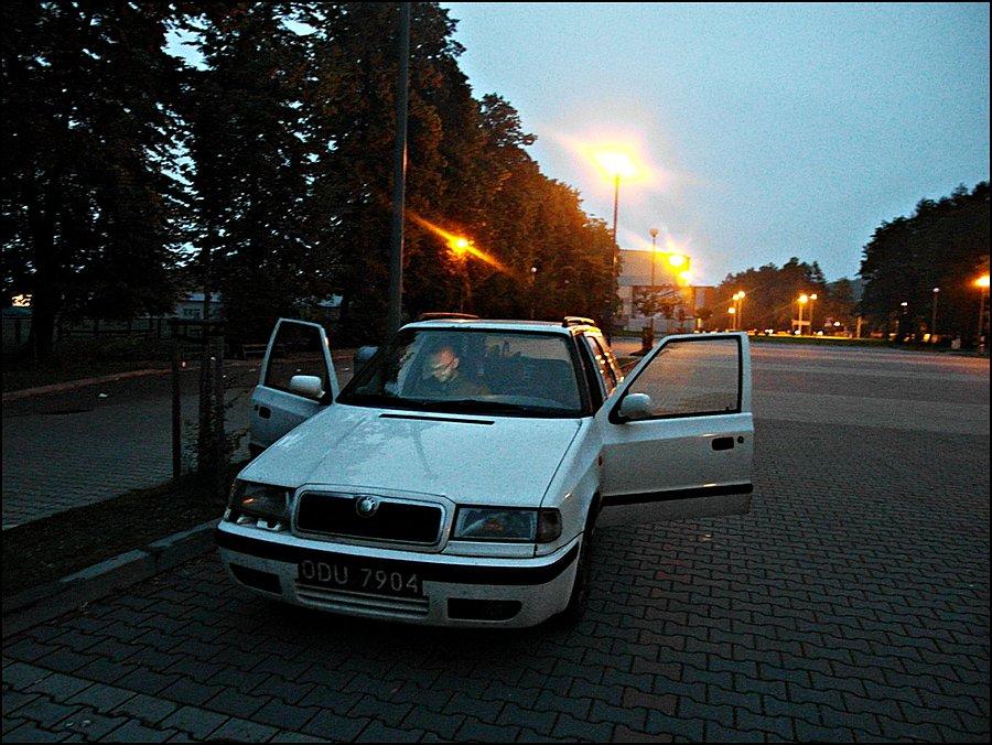 Świta na parkingu w Myślenicach