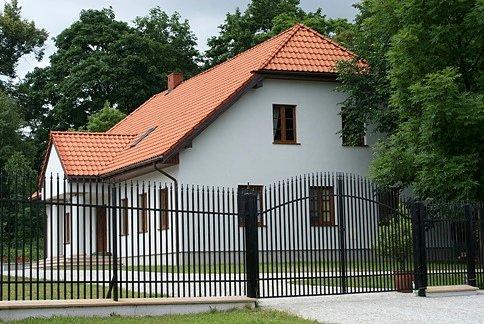 Niedaleko stąd, w Rożenku, stał dwór z połowy XIX w