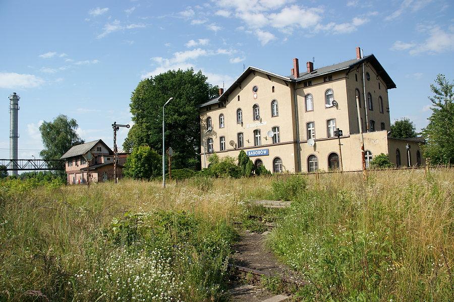 Nieczynny dworzec kolejowy w Baborowie, po lewej nastawnia dysponująca "Bw"