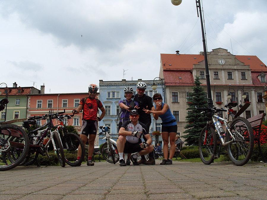 W Mieroszowie przerwa na pączka i jak widać brygada zbytnio się rozbestwiła ;) za te rogi się odwdzięczę, dobrze że Lea jedną rękę miała zajętą pączkiem ;)) bo bym miał koronę