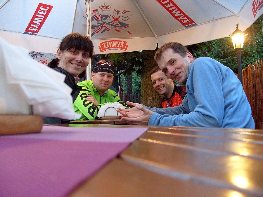 Ostatnie zdjęcie z Cerberem w Cafe Domek i po lekkich żartach ostatni podjazd pod Kulin oczywiście ja bez latarki bo po co ;) została w domciu. I do Kłodzka