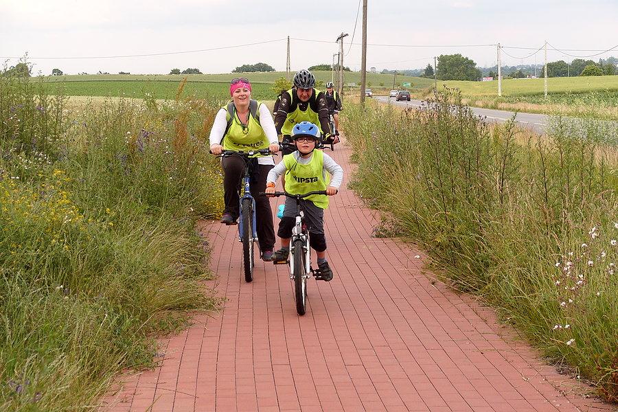 Najmłodszy rowerzysta- Kuba z uśmiechem na twarzy pokonuje kilometry