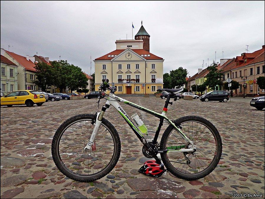 O 14 wjechałam na rynek w Pułtusku. Groszek jest tu pierwszy raz :-)