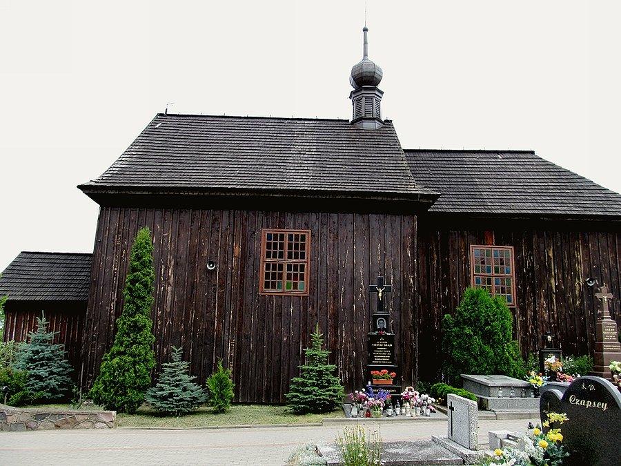Jeżów - zabytkowy kościółek w całej okazałości