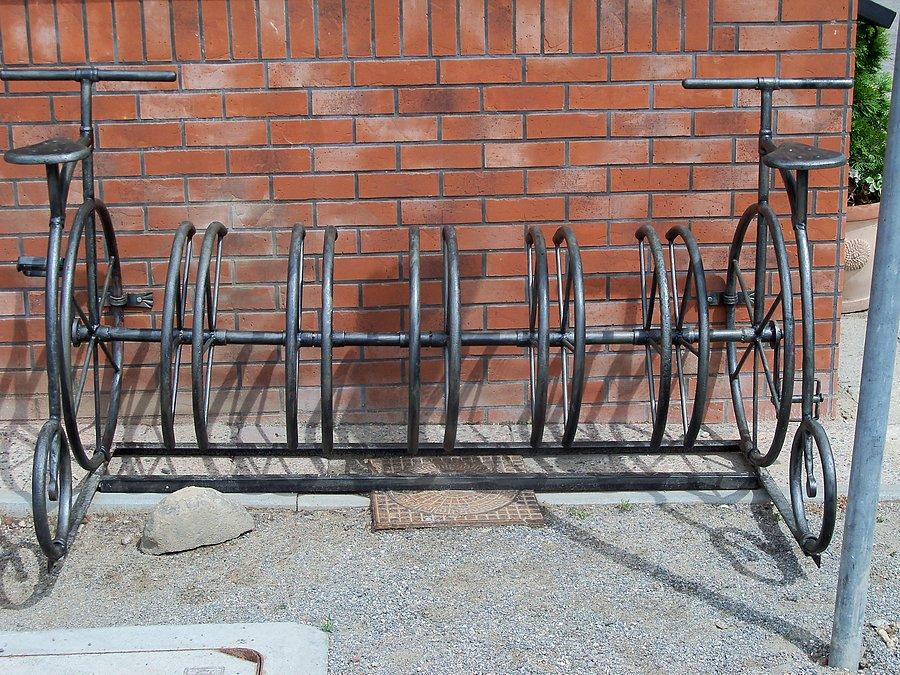 Retro stojak przy Studni Smaków