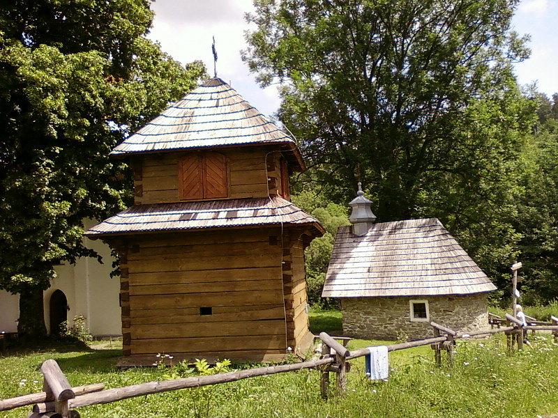 Dzwonnica i kaplica w Łopience