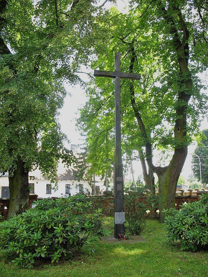 Krzyż misyjny przy kościele w Słomczynie
