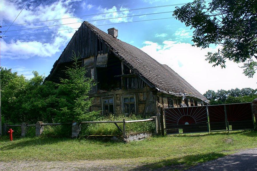 Stara chałupa o konstrukcji szachulcowej w Lutkowie