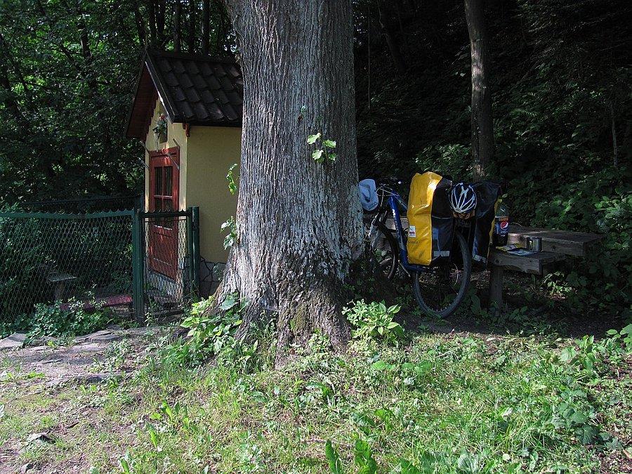 Postój pzy kapliczce z cudownym źródełkiem