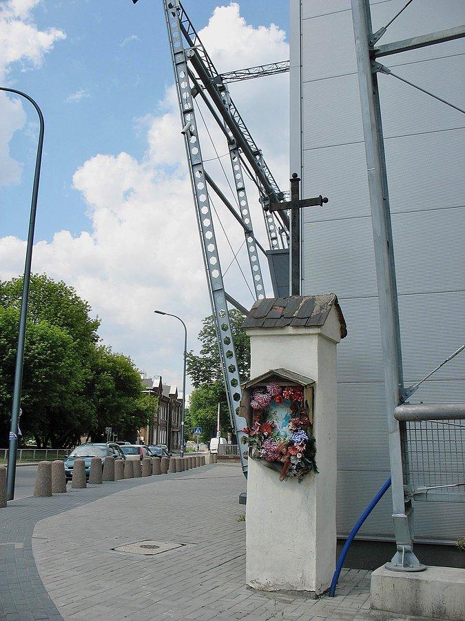 Centrum EXPO XXI i kapliczka