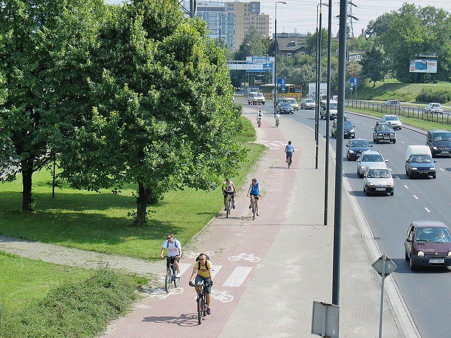 Widok z kładki na al. Prymasa Tysiąclecia