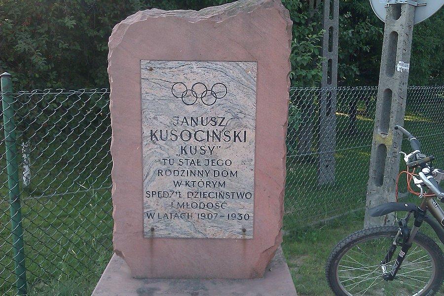 Tablica pamiątkowa przy byłym domu Janusza Kusocińskiego