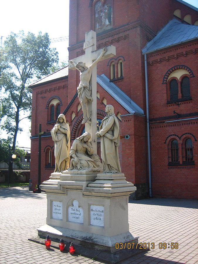 Sic Deus dilexit mundum - krzyż przed kościołem pod wezwaniem Świętych Apostołów Jana i Pawła w Dębiu