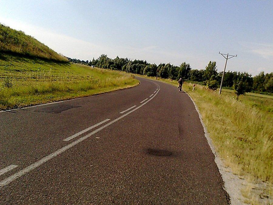 Droga obok Polderu Buków