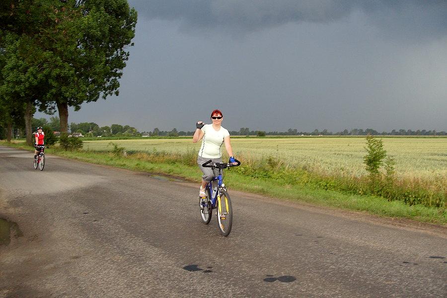 Rowerowa środa - Sylwia ładnie wygląda na granatowym tle)))))