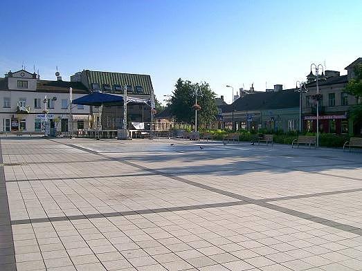 Pustki na placu , nawet fontanna nie tryska wodą