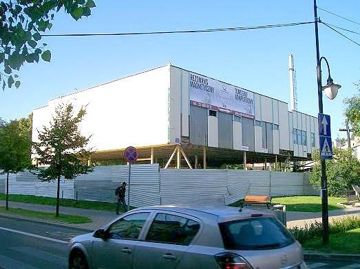 Rozbiórka następuje od dołu. Co powstanie na miejscu Rolnika?