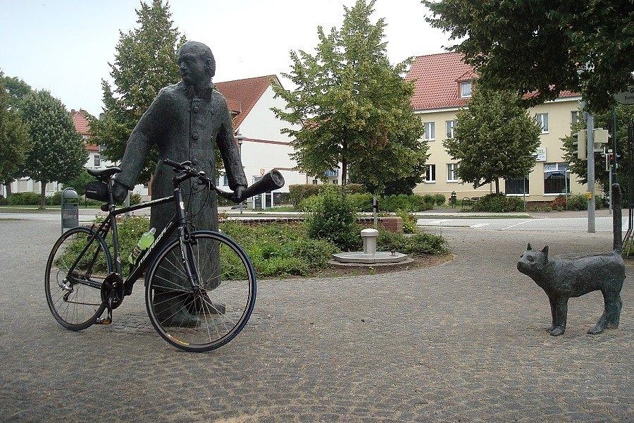Stróż z trąbką i z kotem, który miał powiadamiać straż pożarną w razie pożaru w Löcknitz - tak głosi legenda