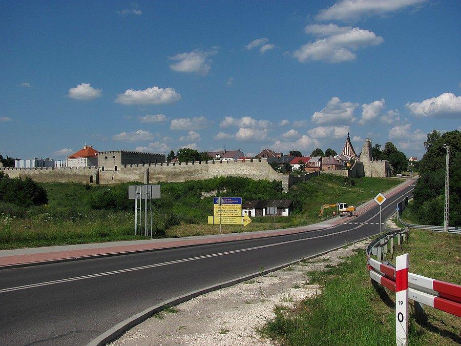 Szydłów - "polskie Carcassonne" :) centrum z odremontowanymi murami