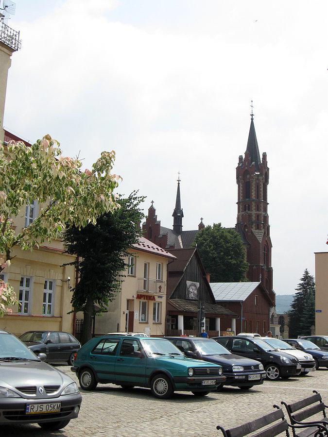 Kołaczyce. Kościół i dom z podcienaimi