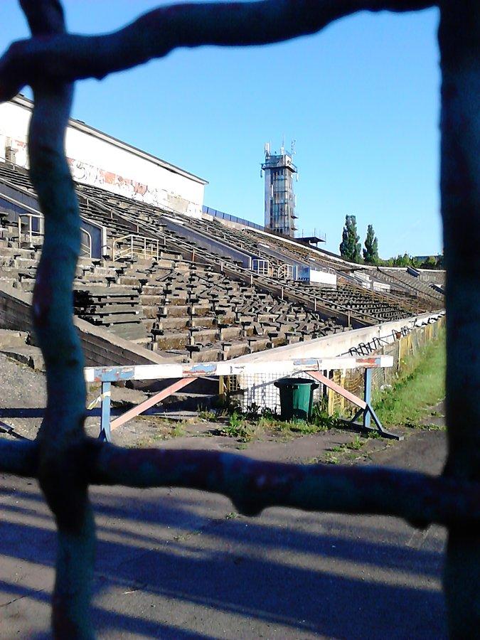 Stadion Skry w opłakanym stanie