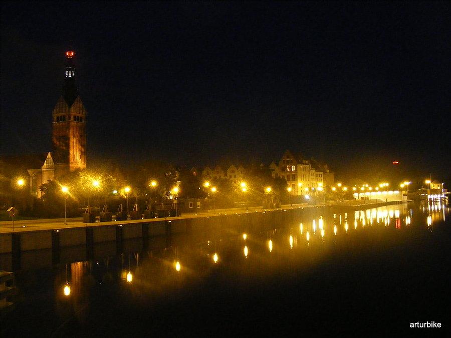 Elbląg nocą, fota strzelona z mostu wysokiego