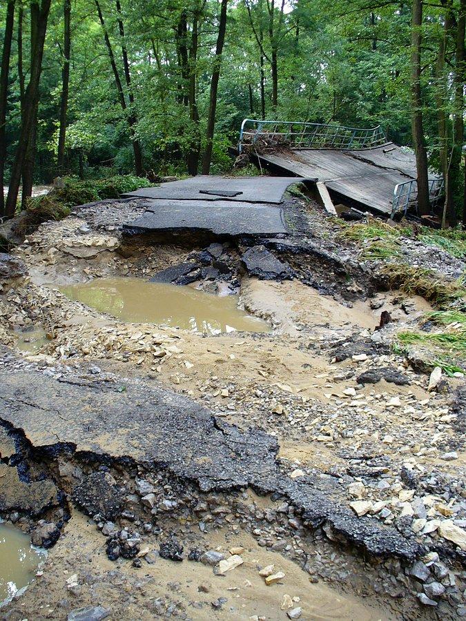 Skutek powodzi 6.07.2013 r. na rzece Białce, zniszczony most i droga w Staromieściu