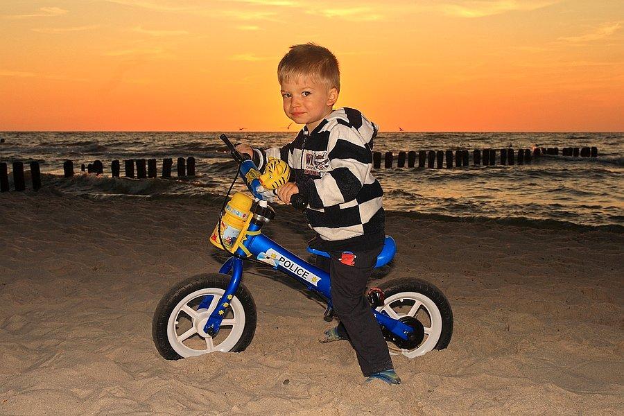 Na plaży w Niechorzu. Mały łowerzysta