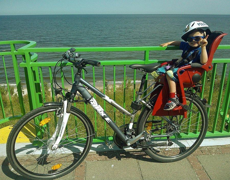 Taras widokowy w Rewalu. Rower z wypożyczalni