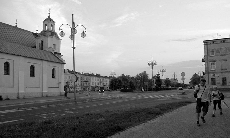 Niewiele się tu zmnieniło przez te wszystkie lata, może..., więcej dziur w asfalcie