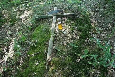 Nagrobki nieco zniszczone