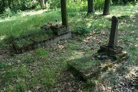 Cmentarz znajduję się na końcu wsi, w lesie, gdzie komary nie dają spokoju