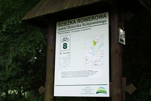 Przez Rezerwat Lubiaszów prowadzi szlak rowerowy wokół Zalewu Sulejowskiego