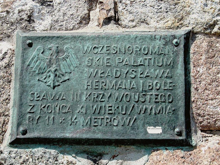 Płock - tablica informacyjna na murach wieży pozostałości zamku