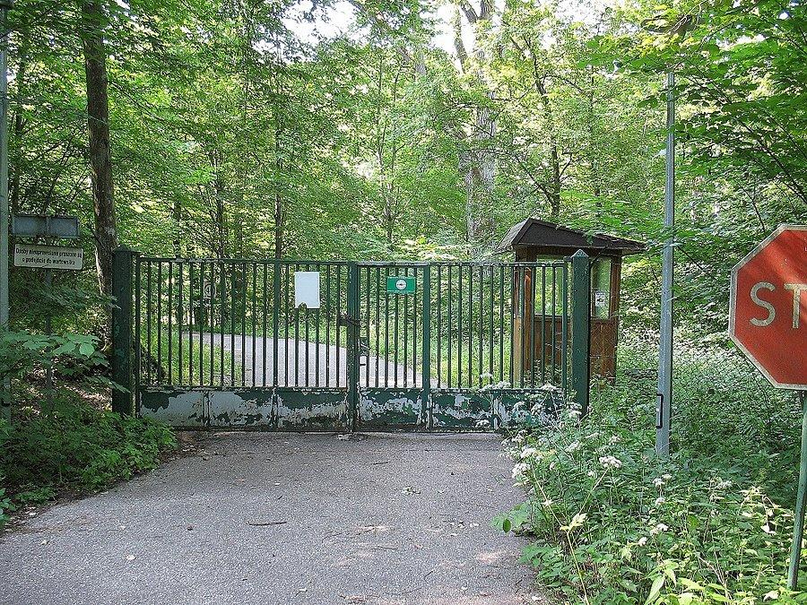 Brama do dawnego ośrodka rządowego w Łańsku