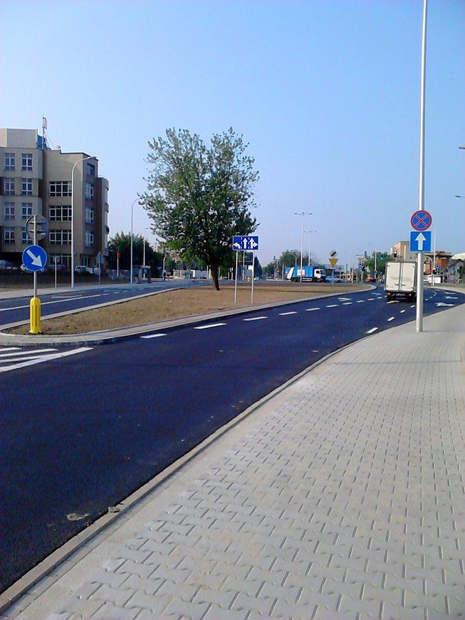 Wjazd na rondo przy Górczewskiej od strony Lazurowej. Tu nie ma ddr