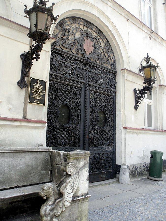 Tułowice, kuta brama