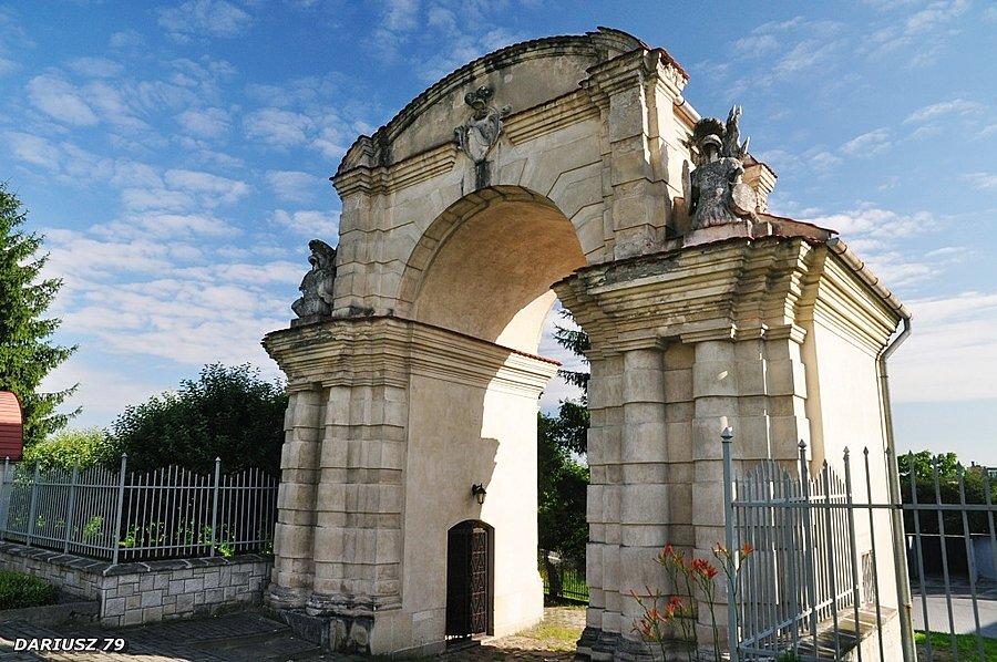 Dąbrowa Tarnowska - Brama pałacowa